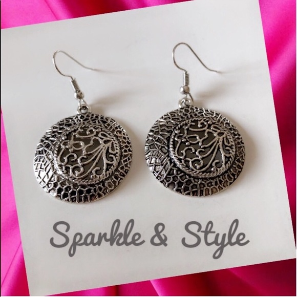 Jewelry - 💖 Round dangle earrings 💖